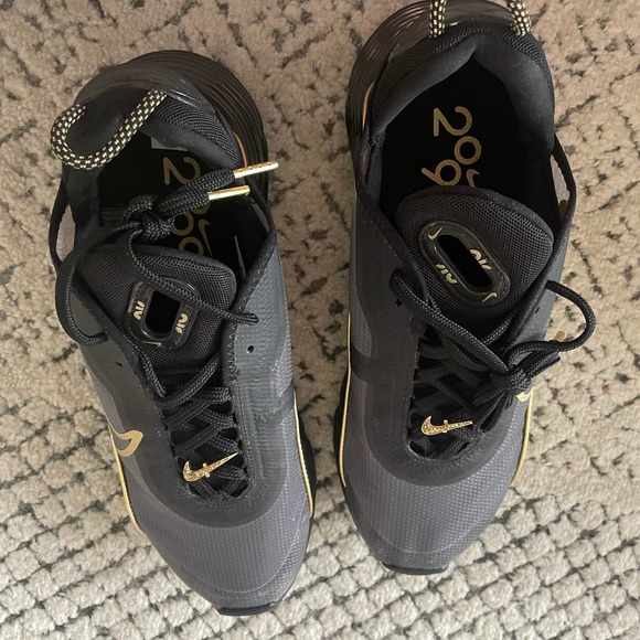 NEW Nike air max 2090 black metallic gold sneakers size 10.5 - Picture 3 of 7
